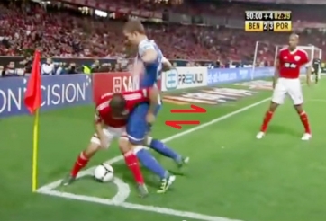 Video hài hước: Sốc với cảnh 'giường chiếu' ngay trên chấm phạt góc